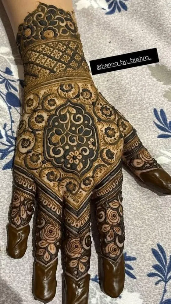 Bridal Dubai Finger Mehndi Design with Gol Tikki, Flowers and Jaal
