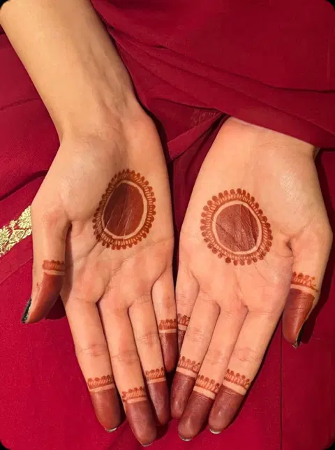 aesthetic indian circle finger mehndi design