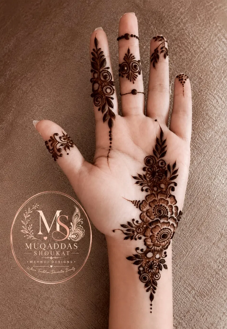 Aesthetic Pakistani Finger Mehndi Design with Gol Tikki, Flowers and Jaal (2)