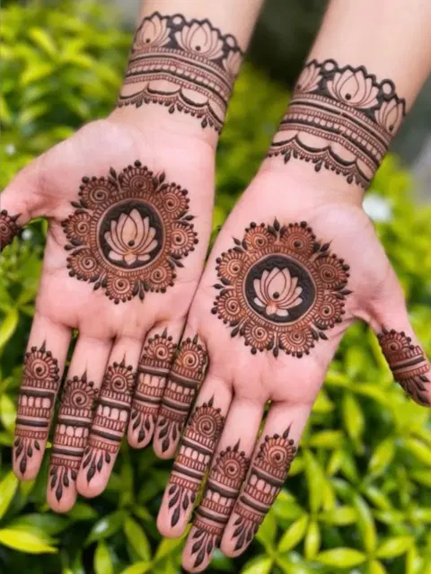 aesthetic bridal circle back hand mehndi design