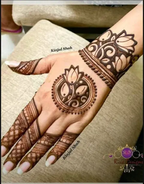 aesthetic minimal circle back hand mehndi design