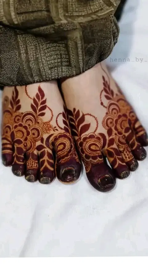 simple stylish foot mehndi design