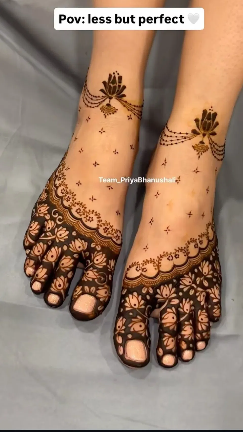 Bridal Stylish Back Hand Mehndi Design with Gol Tikki, Figures and Flowers for Engagement (4)