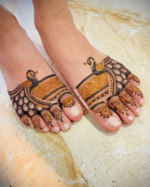minimal simple peacock foot mehndi design