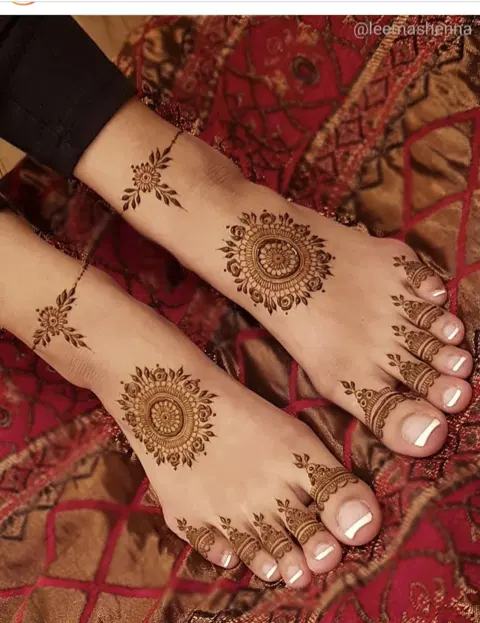 bridal minimal circle back hand mehndi design