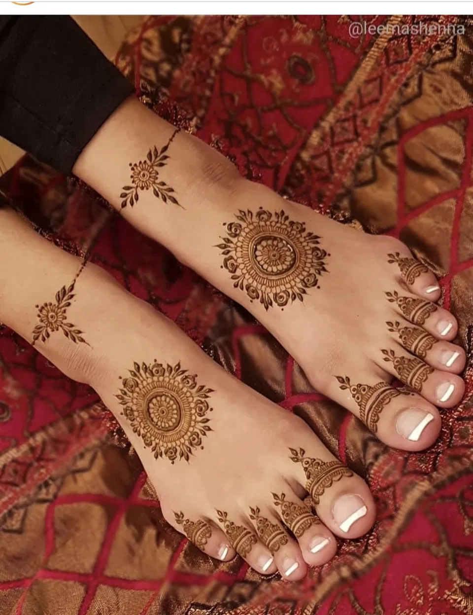 Bridal Minimal Back Hand Mehndi Design with Gol Tikki and Figures for Eid (2)