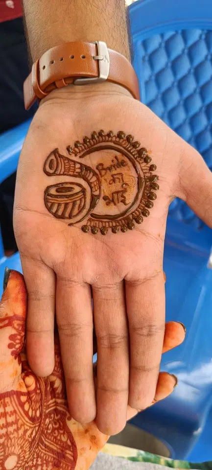 aesthetic bridal circle finger mehndi design