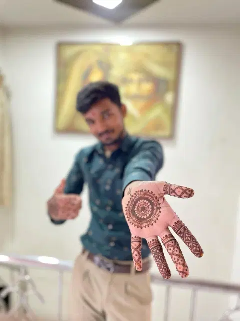 simple circle front hand mehndi design