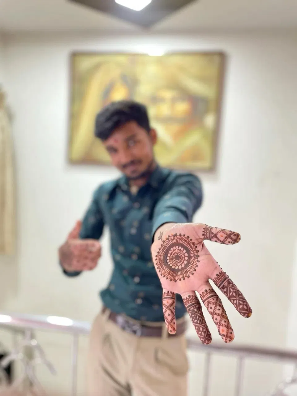 Simple Front Hand Mehndi Design with Gol Tikki (11)