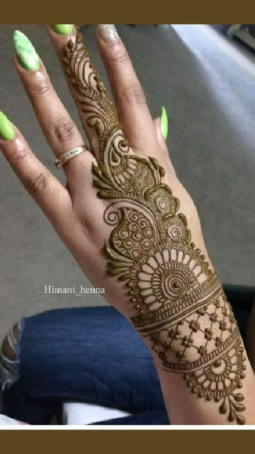 Arabic Simple Back Hand Mehndi Design with Bel and Gol Tikki (3)