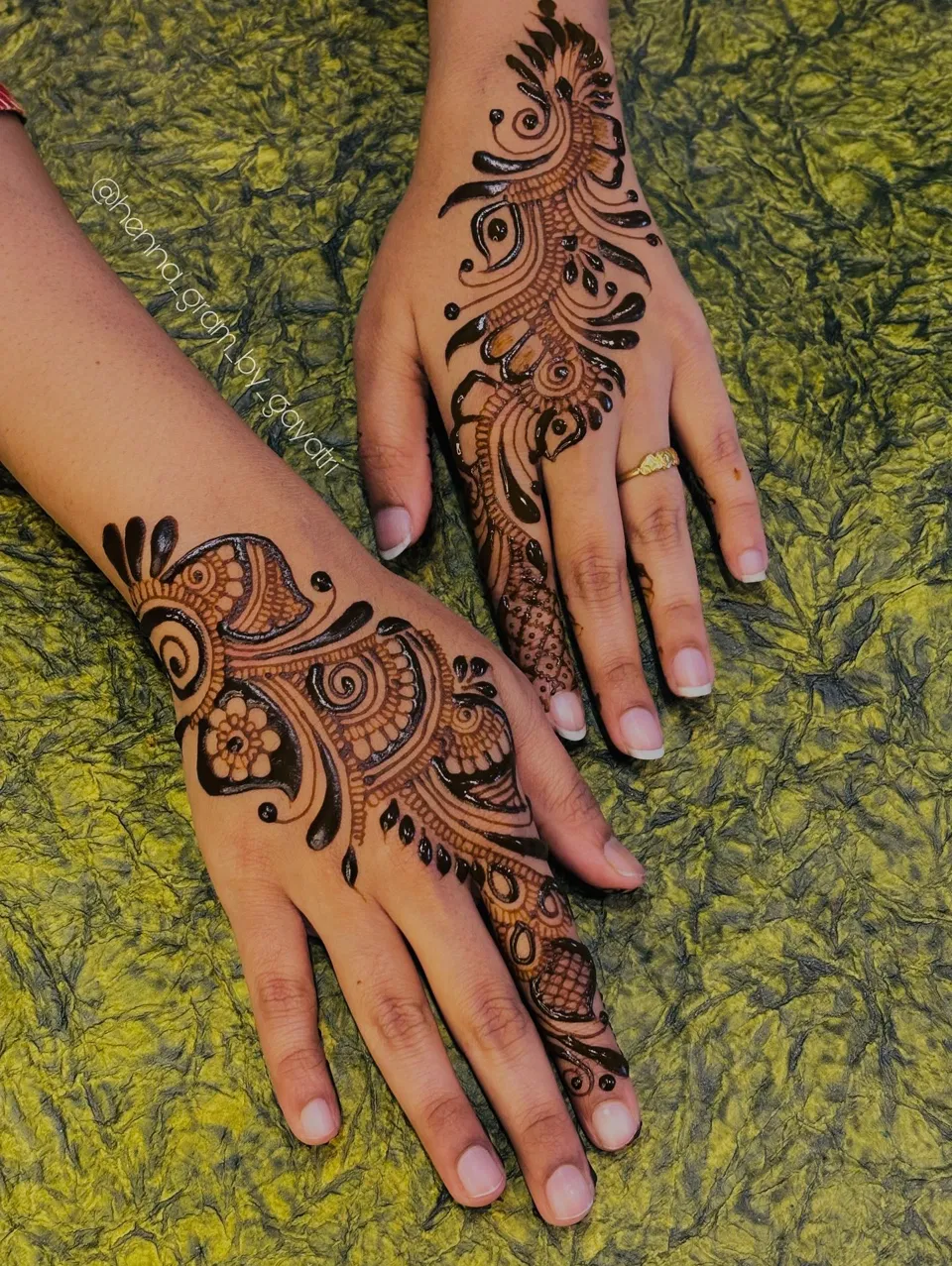 Arabic Simple Back Hand Mehndi Design with Bel (26)