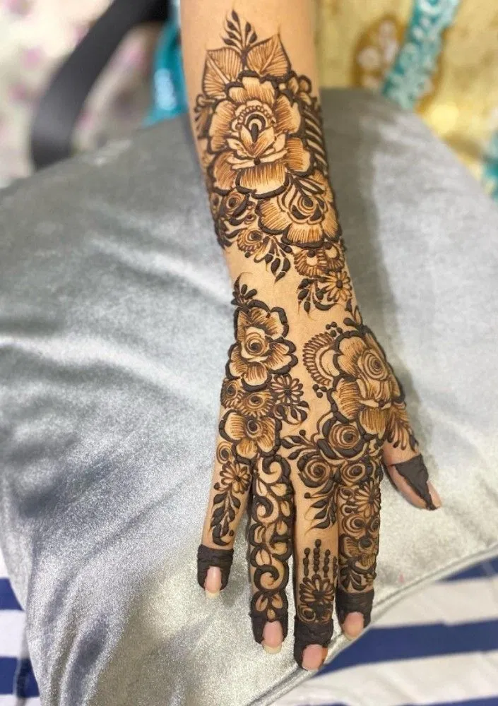 Arabic Dubai Back Hand Mehndi Design with Flowers (15)