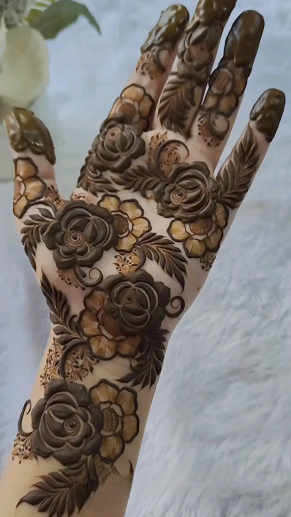 Arabic Dubai Back Hand Mehndi Design with Gol Tikki and Flowers (4)