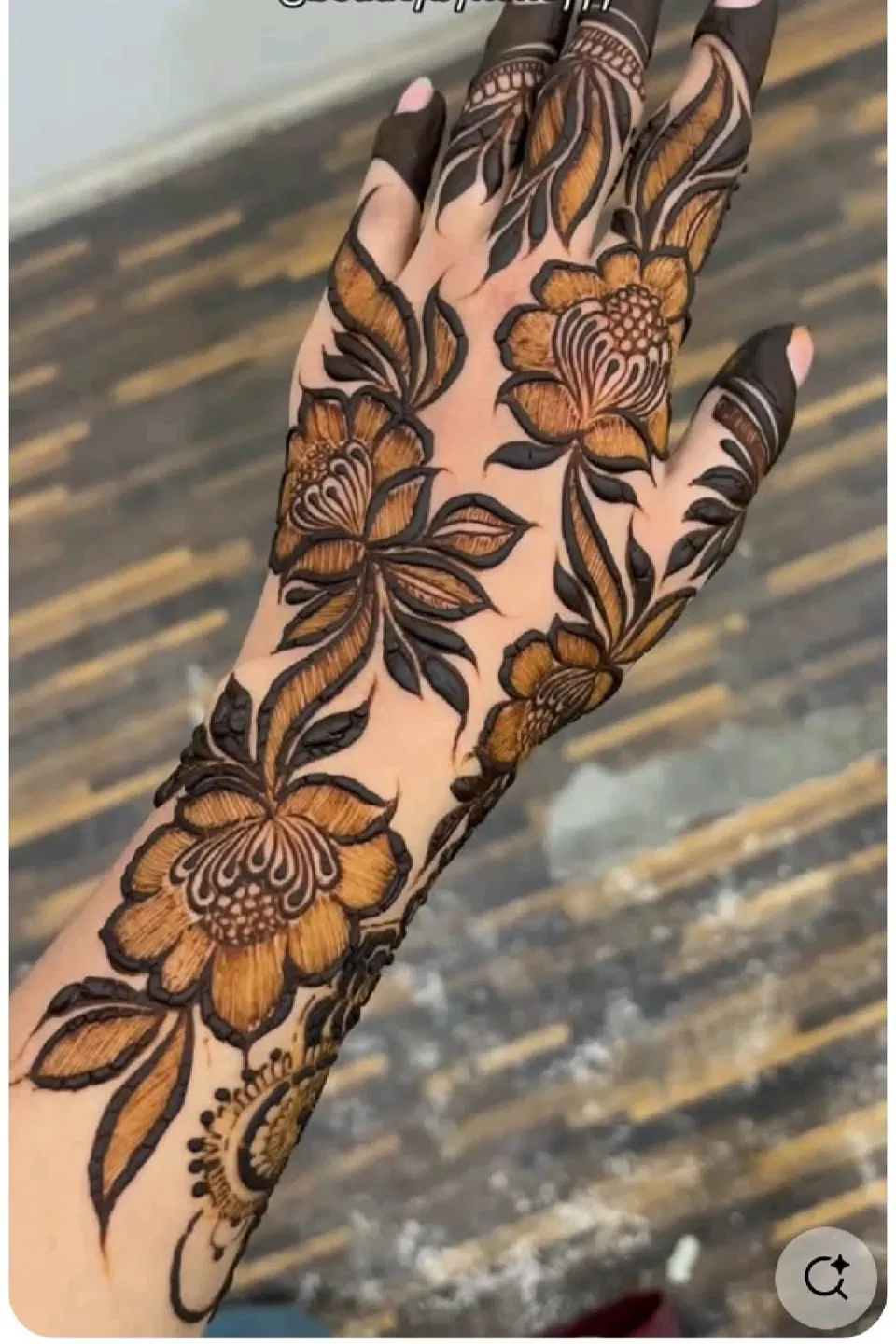 Aesthetic Arabic Back Hand Mehndi Design with Flowers (70)