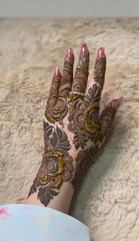 aesthetic arabic circle arm mehndi design