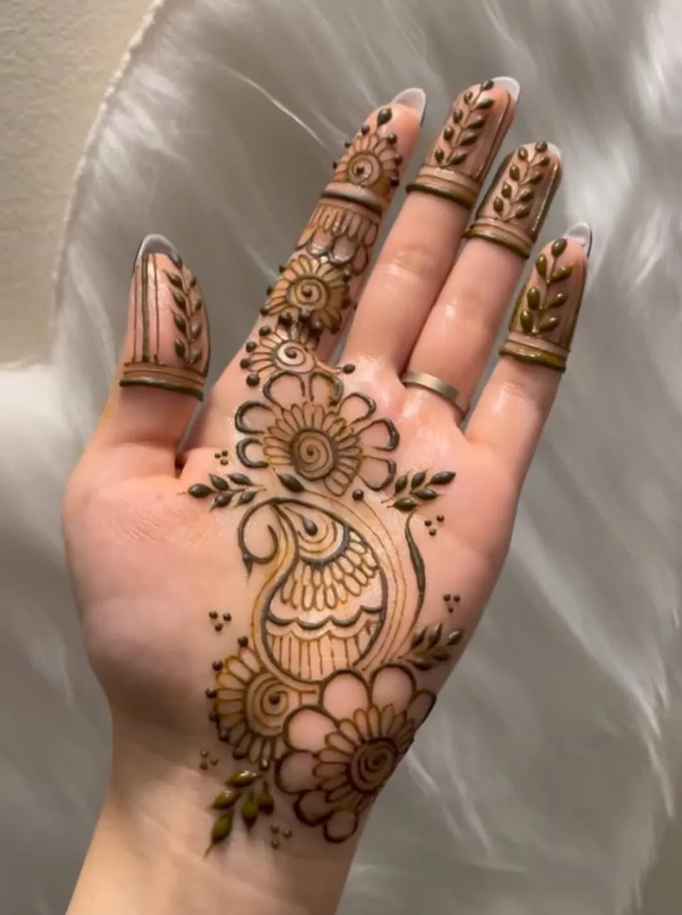Aesthetic Arabic Finger Mehndi Design with Bel, Gol Tikki and Flowers for Diwali (10)