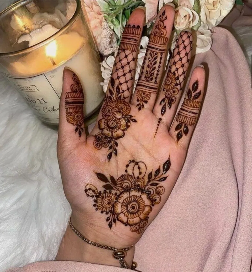 Aesthetic Arabic Finger Mehndi Design with Bel and Flowers for Eid (4)