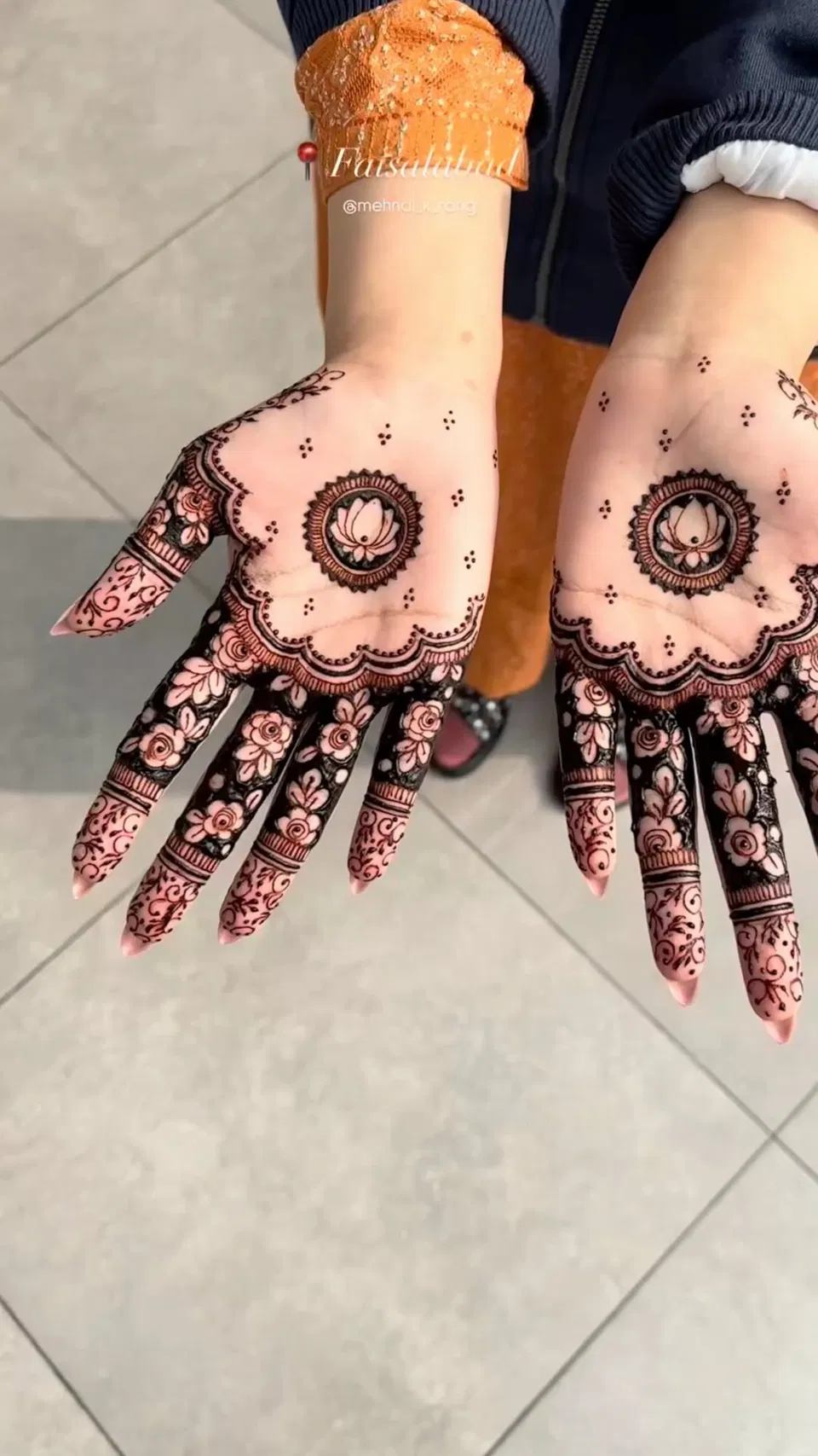 Aesthetic Arabic Back Hand Mehndi Design with Jaal for Eid (8)