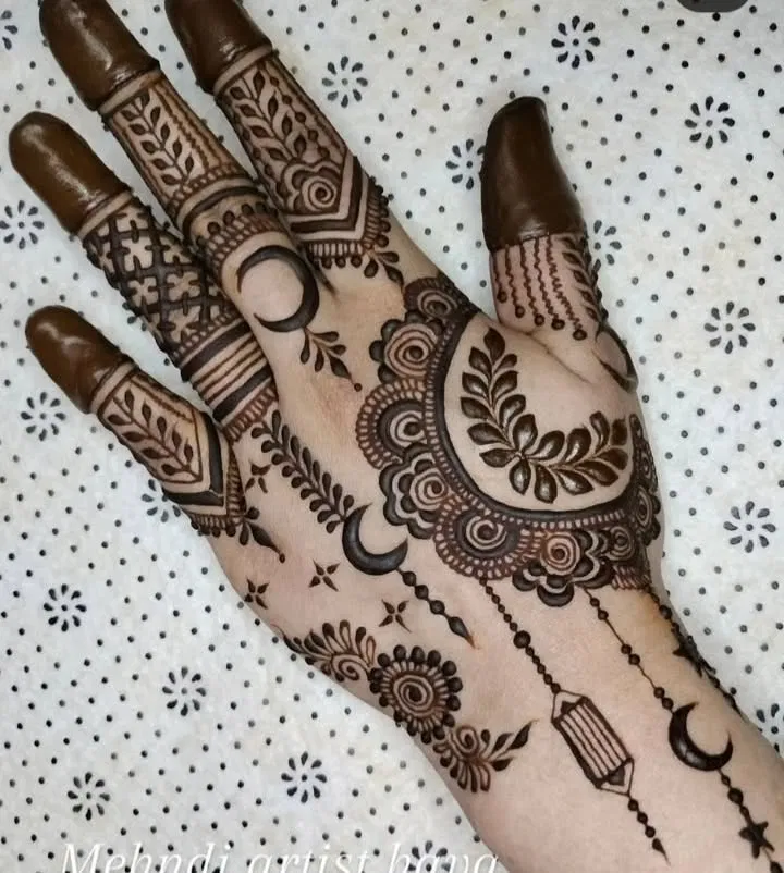 Simple Back Hand Mehndi Design with Moon for Eid (9)