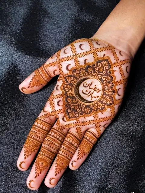 aesthetic pakistani circle front hand mehndi design