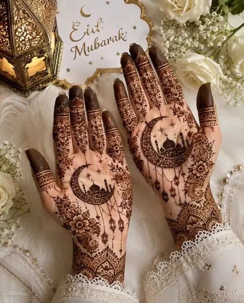 figure front hand mehndi design