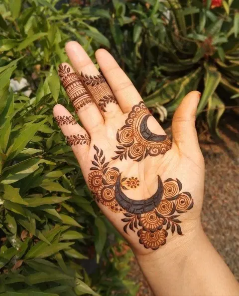 aesthetic arabic circle front hand mehndi design