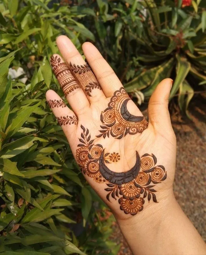 Aesthetic Arabic Front Hand Mehndi Design with Gol Tikki and Moon for Eid (9)