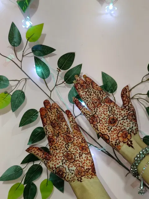 aesthetic arabic jaal mehndi design