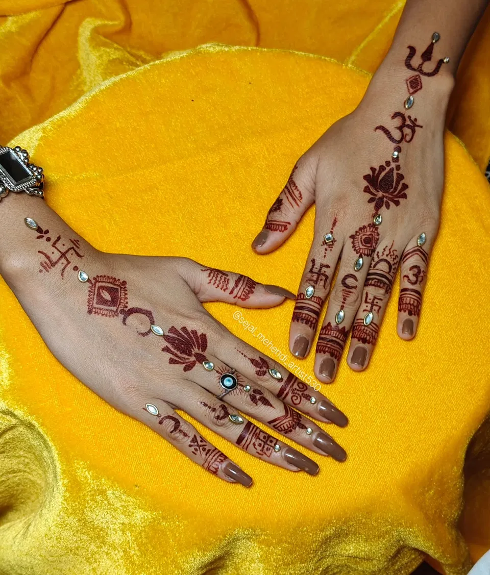 Aesthetic Simple Finger Mehndi Design