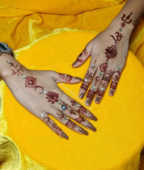 aesthetic simple finger mehndi design