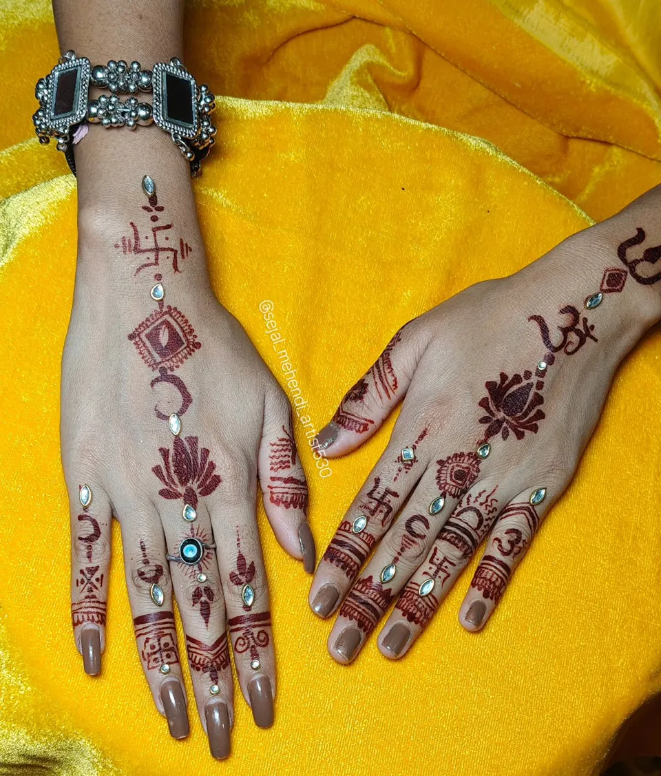 Aesthetic Back Hand Mehndi Design with Lotus