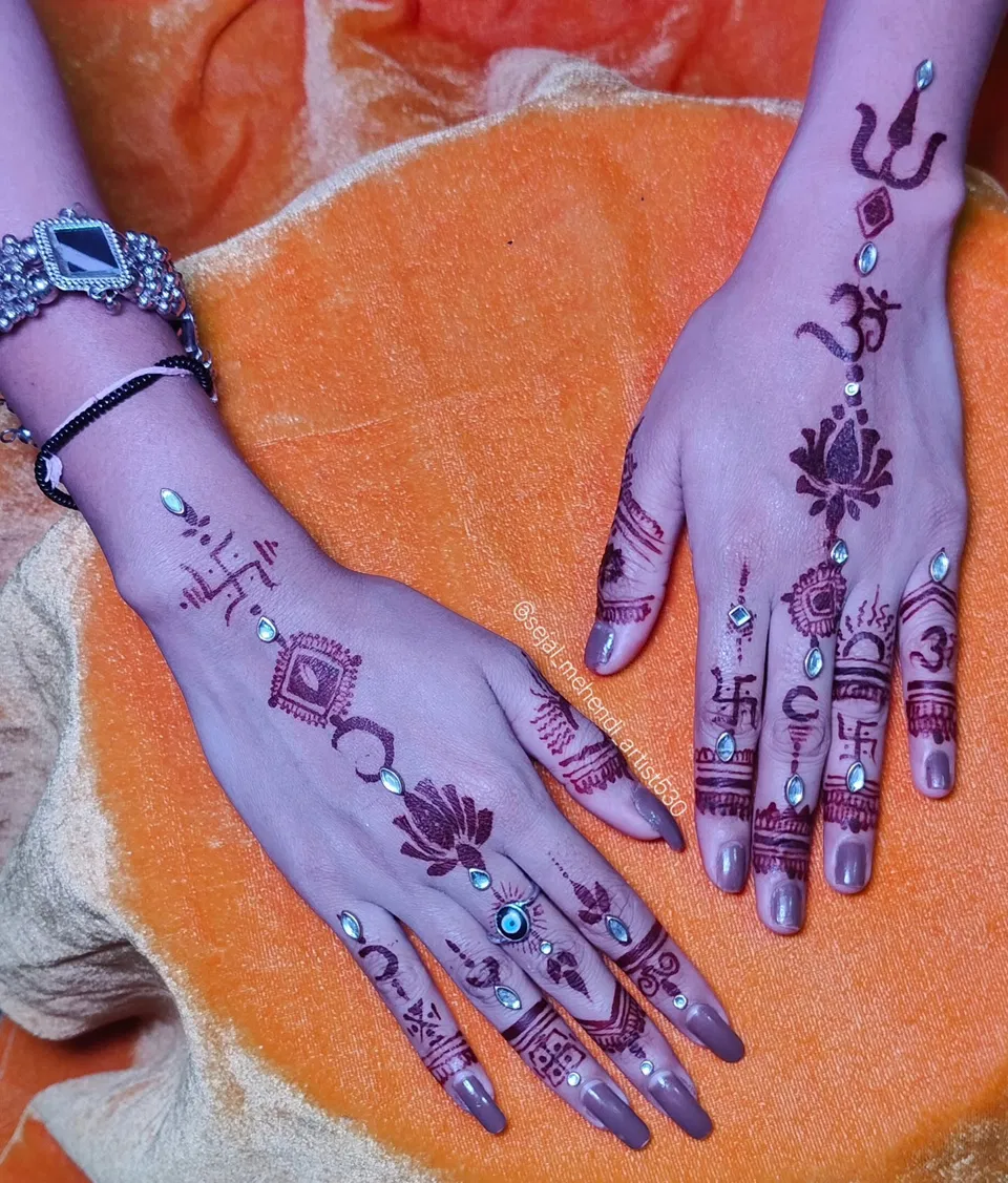 Aesthetic Finger Mehndi Design with Jaal and Lotus