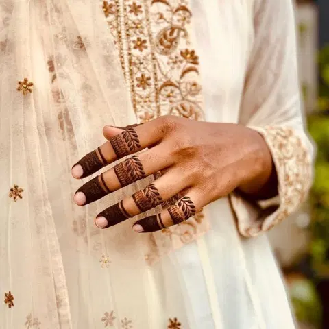 minimal simple back hand mehndi design