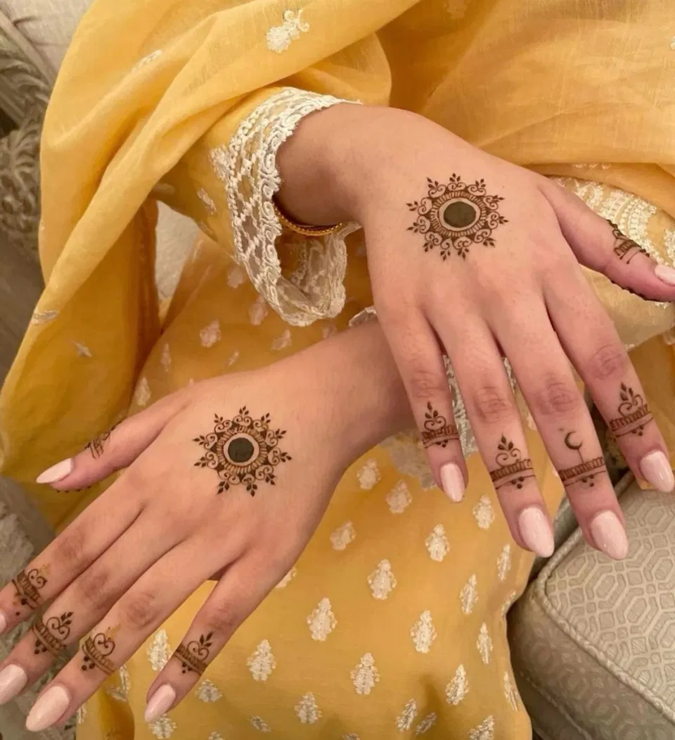 Minimal Simple Finger Mehndi Design with Gol Tikki and Moon for Eid