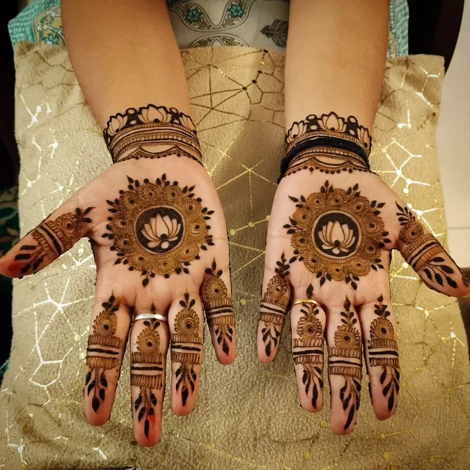 Bridal Front Hand Mehndi Design with Gol Tikki