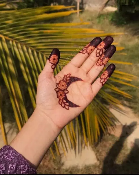 aesthetic arabic circle front hand mehndi design