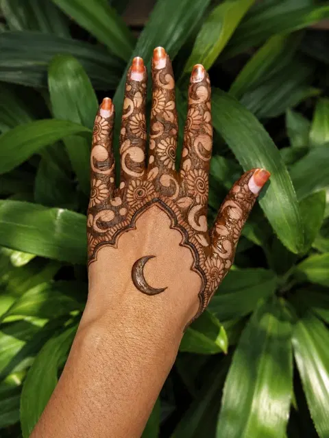 indian simple moon back hand mehndi design