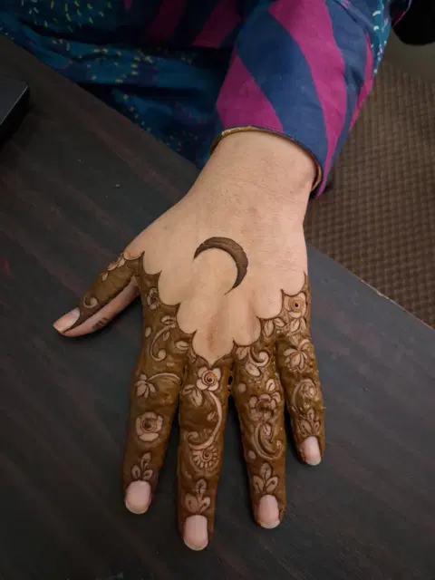indian simple moon back hand mehndi design