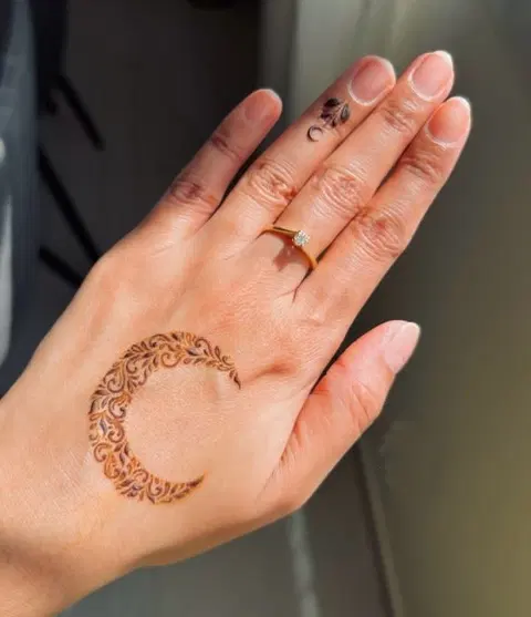 bridal simple circle back hand mehndi design