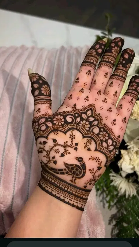 simple stylish circle front hand mehndi design