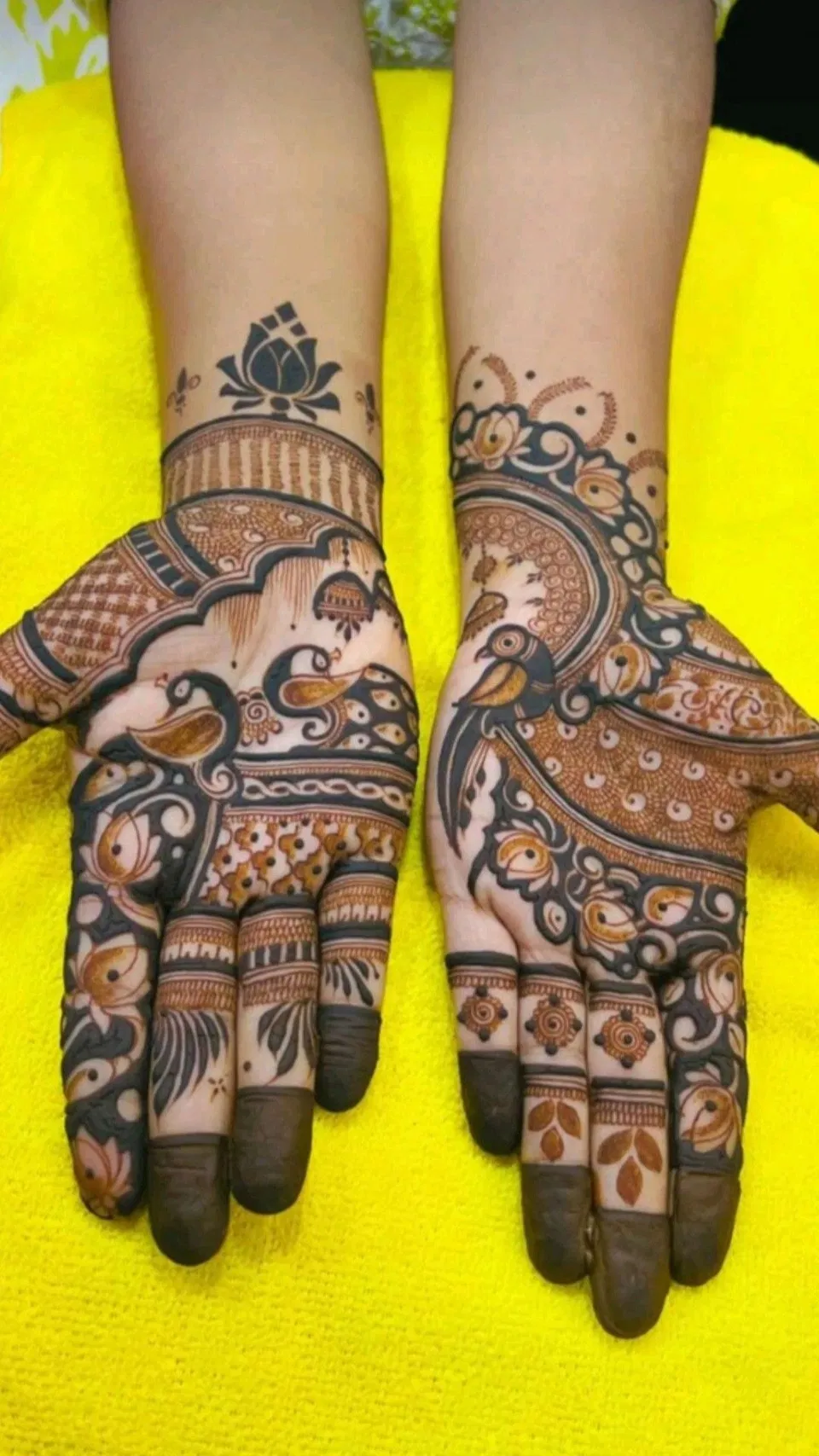 Stylish Front Hand Mehndi Design with Peacock (6)