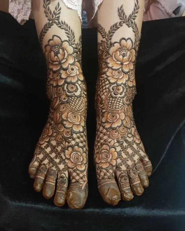 Bridal Stylish Foot Mehndi Design with Figures and Flowers (3)