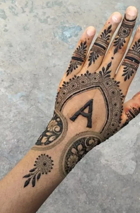 simple name back hand mehndi design