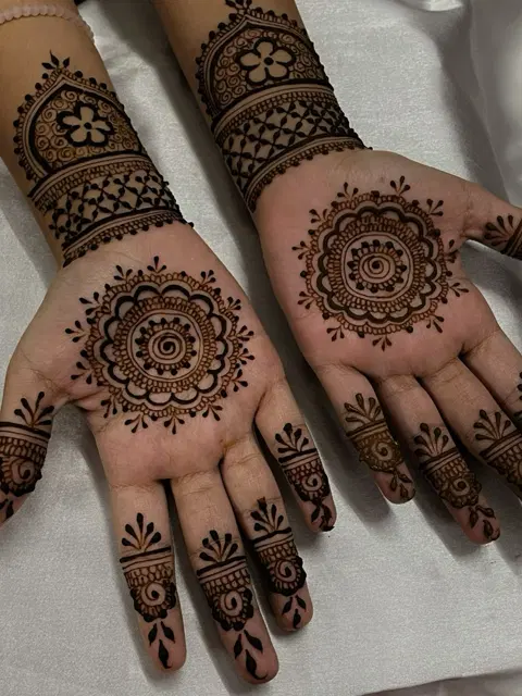 bridal indian circle back hand mehndi design