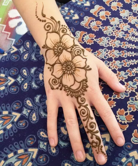 simple flower front hand mehndi design