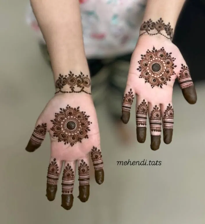 Simple Stylish Finger Mehndi Design with Gol Tikki for Diwali (2)