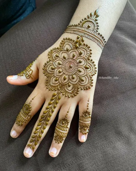 simple circle front hand mehndi design