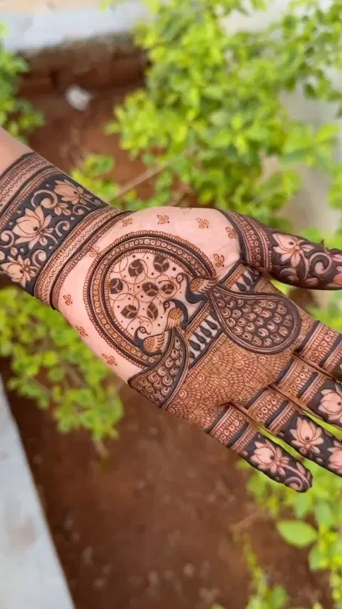 bridal stylish circle front hand mehndi design