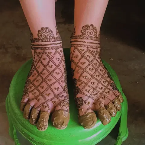 figure foot mehndi design