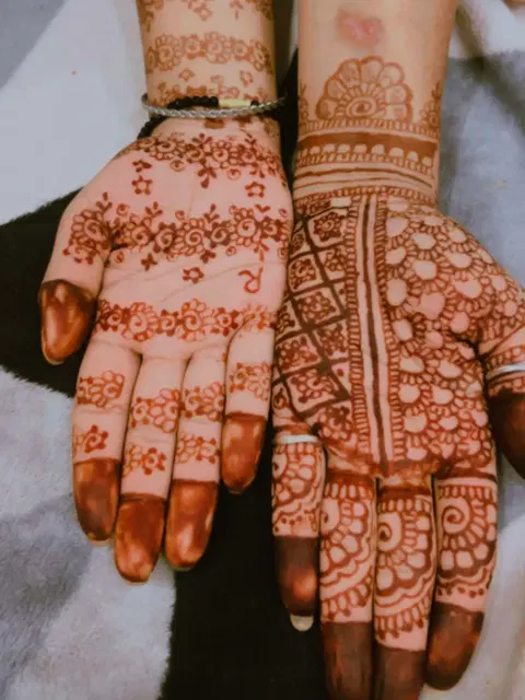 figure front hand mehndi design